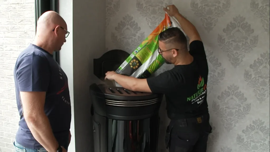 pellets vullen op de pelletkachel